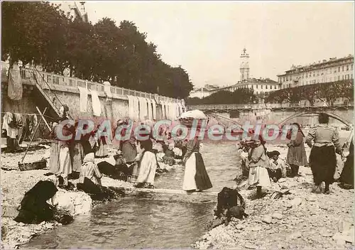 Cartes postales moderne Nice au temps Passe les Bugadieres dans le Paillon au fond le Pont Vieux en 1900 REPRODUCTION