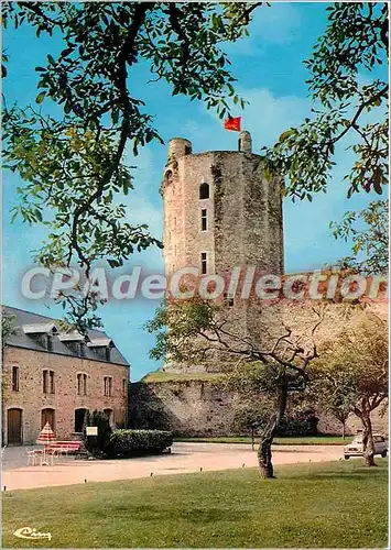 Cartes postales moderne Bricquebec (Manche) Le Donjon vu de la Cour de l'Hotel