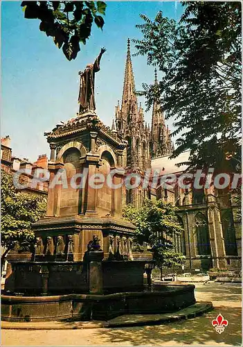 Cartes postales moderne Clermont Ferrand (Puy de Dome) La cathedrale (XIIIe s) et le monument des croisa des avec la St