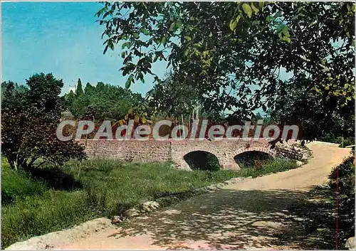 Cartes postales moderne La Cote d'Azur et son arriere pays pittoresque le vieux pont et l'eglise N D de Roquefort les P