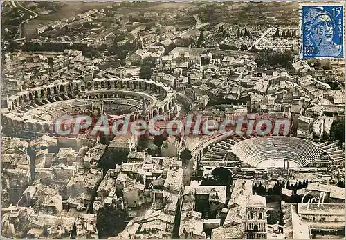 Cartes postales moderne En Provence Arles (Bouche du RHone) vue aerienne les Arenes et le Theatre Antique