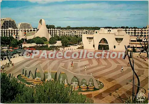 Cartes postales moderne La Grande Motte ville de l'an 2000 Vue panoramique au premier plan la Grande Pyramide