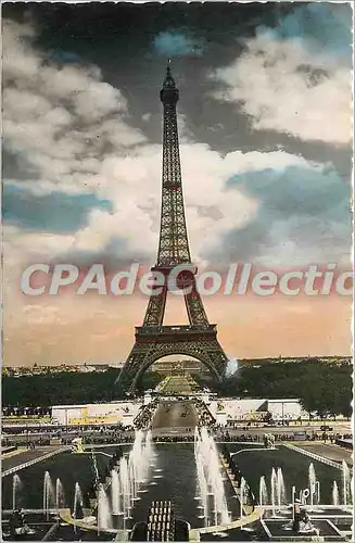 Cartes postales moderne Paris les grandes eaux au palais de Chaillot et la Tour Eiffel