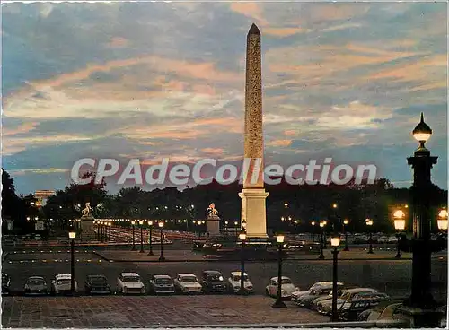 Cartes postales moderne Paris La Place de la Concorde et les champs Elysees la nuit au fond l'Arc de Triomphe