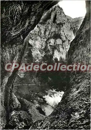 Cartes postales moderne Fontaine de Vaucluse (Vaucluse) La source par hautes eaux le rochers Pain de Sucre