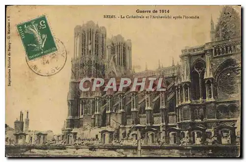 Ansichtskarte AK Guerre de 1914 Reims La Cathedrale et l'Archeveche apres l'incendie