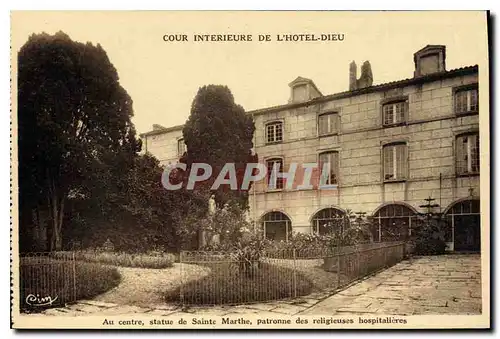 Cartes postales Cour Interieure de L'Hotel dieu Au centre statue de Sainte Marthe patronne des religieuses hospi