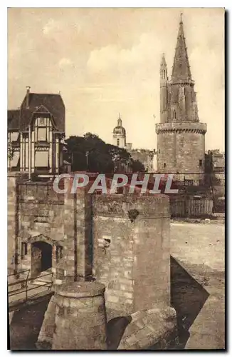 Ansichtskarte AK La Rochelle Tour de la Lanterne et Porte des Deux Moulins