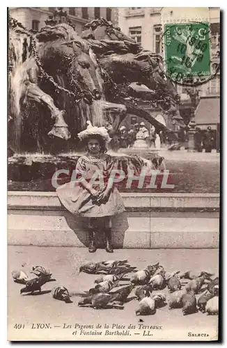 Ansichtskarte AK Lyon Les Pigeons de la Place des Terreaux et Fontaine Bartholdi