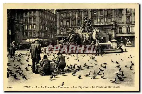 Cartes postales Lyon La Place des Terreaux Les Pigeons La Fontaine Bartholdi