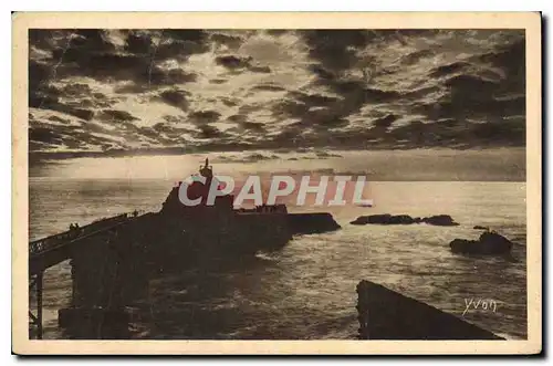 Cartes postales Cote Basque Biarritz (Basses Pyrenees) Le Rocher de la Vierges au Crepuscule