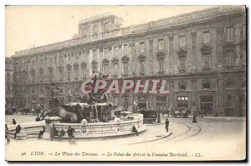 Cartes postales Lyon La Place des Terreaux et le Palais des Arts et la Fontaine Bartholdi