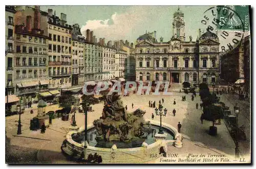 Cartes postales Lyon Place des Terreaux Fontaine Bartholdi et l'Hotel de Ville