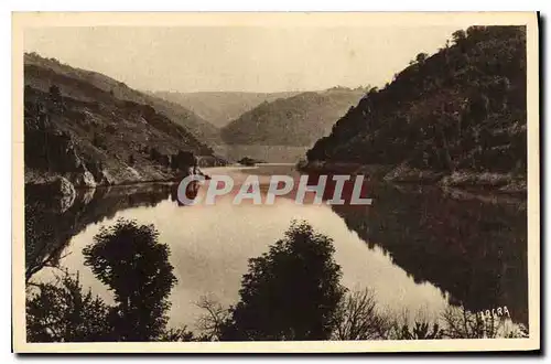 Cartes postales Vallee de la Truyere Cantal Barrage de Sarrans en amont de Treboul un des Bassins forme par une