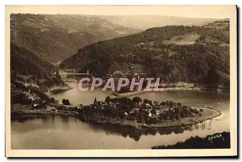 Cartes postales Vallee de la Truyere Cantal Lac de Sarrans la Presqu'ile de Laussac au fond l'Hospice de la Deve