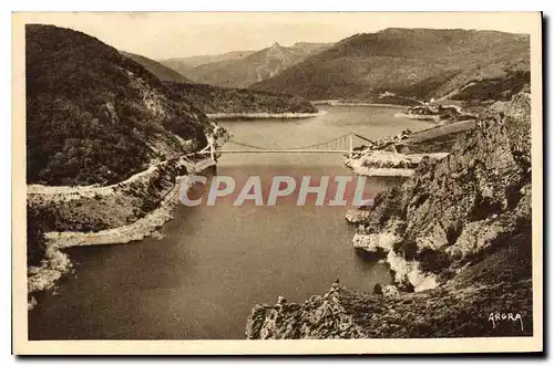 Cartes postales Vallee de la Truyere Cantal Lac de Sarrans le pont suspendu de Treboul village actuellement imme