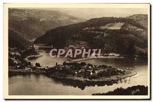 Cartes postales Vallee de la Truyere Cantal Lac de Sarrans la Presqu'il de Laussac au fond l'hospice de la Devez