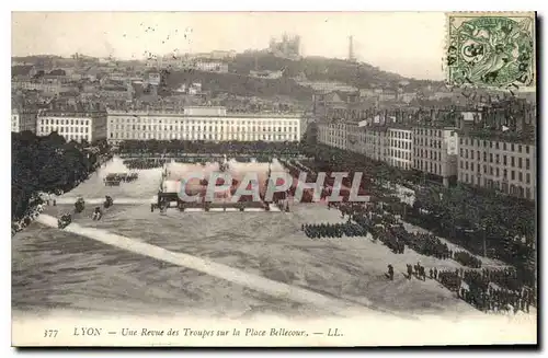 Ansichtskarte AK Lyon une Revue des Troupes sur la place Bellecour Militaria