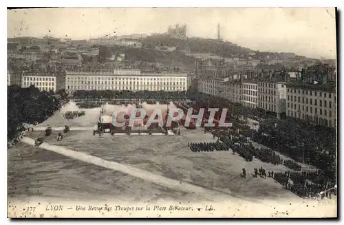 Cartes postales Lyon une Revue des Troupes sur la place Bellecour Militaria