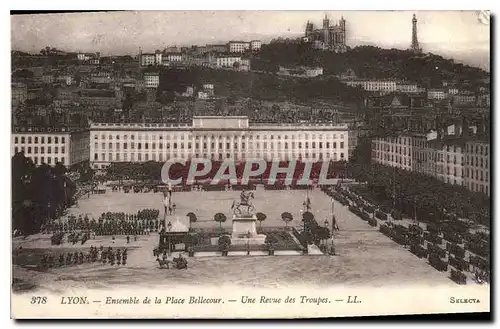 Ansichtskarte AK Lyon ensemble de la place Bellecour une Revue des Troupes Militaria