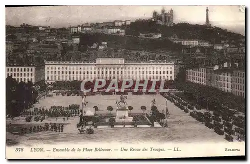 Cartes postales Lyon ensemble de la place Bellecour une Revue des Troupes Militaria