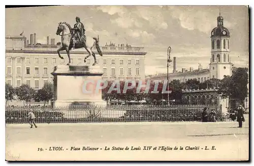 Ansichtskarte AK Lyon place Bellecour la statue de Louis XIV et l'eglise de la Charite