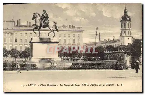Cartes postales Lyon place Bellecour la statue de Louis XIV et l'eglise de la Charite