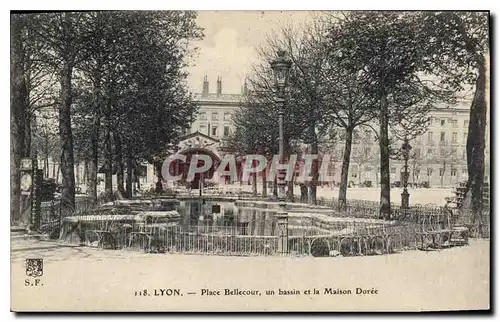 Cartes postales Lyon place Bellecour un Bassin et la Maison Doree