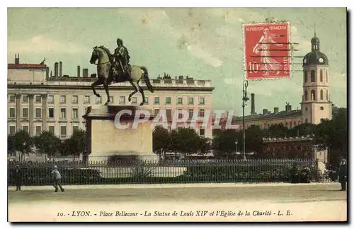 Ansichtskarte AK Lyon Place Bellecour La Statue de Louis XIV et l'Eglise de la Cbarite