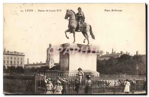 Cartes postales Lyon Place Bellecour Statue de Louis XIV Enfants