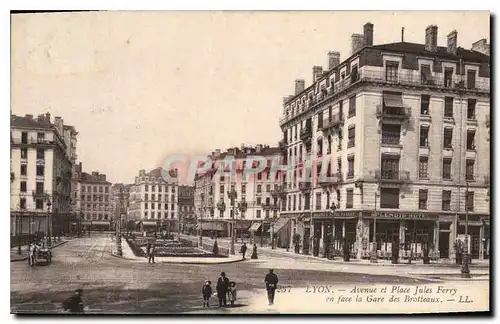 Cartes postales Lyon Avenue et Place Jules Ferry