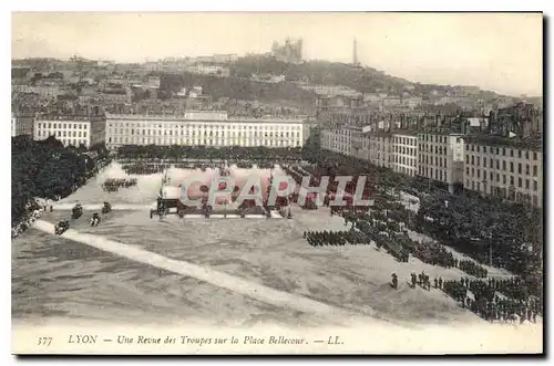 Cartes postales Lyon Une Revue des Troupes sus la Place Bellecour Militaria