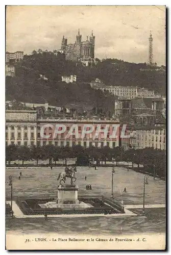 Cartes postales Lyon La Place Bellecour et le Coteau de Fourviere