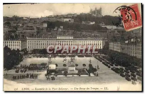 Ansichtskarte AK Lyon Ensemble de la Place Bellecour Une Revue des Troupes Militaria