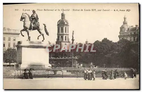 Cartes postales Lyon Place Bellecour et la Charite Statue de Louis XIV