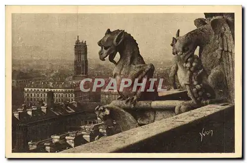 Cartes postales Paris Notre Dame de Paris A Gauche des Chimeres la Tour St Jacques et le Sacre Coeur