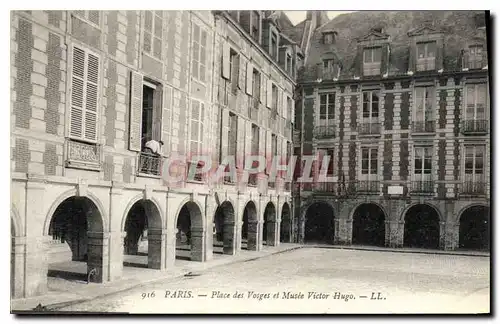 Cartes postales Paris Place des Vosges et Musee Victor Hugo