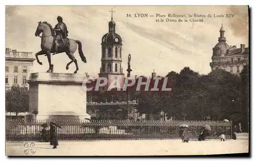 Ansichtskarte AK Lyon Place Bellecour la Statue de Louis XIV et le Dome de la Charite