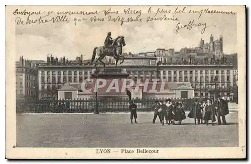 Ansichtskarte AK Lyon Place Bellecour Statue de Louis XIV et le Dome de l'Hotel Dieu