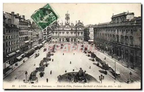 Cartes postales Lyon Place des Terreaux Hotel de Ville Fontaine Bartholdi et Palais des Arts