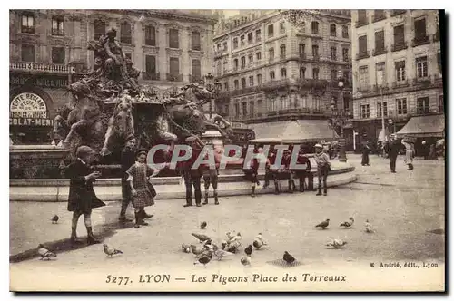 Ansichtskarte AK Lyon Les Pigeons Place des Terreaux Enfants