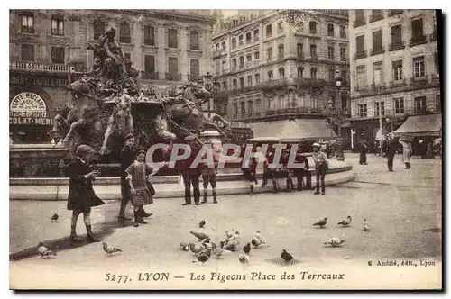 Cartes postales Lyon Les Pigeons Place des Terreaux Enfants