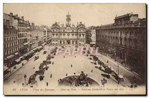 Cartes postales Lyon Place des Terreaux Hotel de Ville Fontaine Bartholdi et Palais des Arts