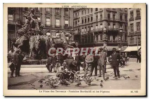 Ansichtskarte AK Lyon Place des Terreaux Fontaine Bartholdi et les Pigeons