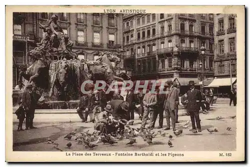 Cartes postales Lyon Place des Terreaux Fontaine Bartholdi et les Pigeons