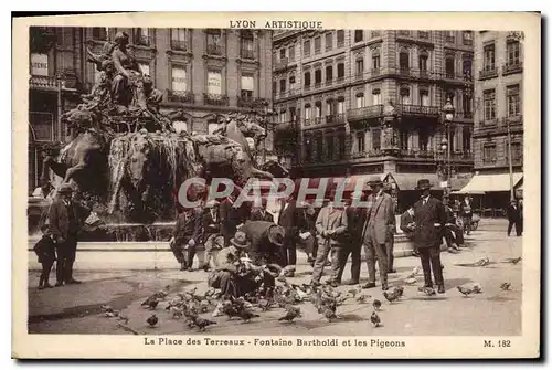 Cartes postales Lyon artistique Place des Terreaux Fontaine Bartholdi et les Pigeons