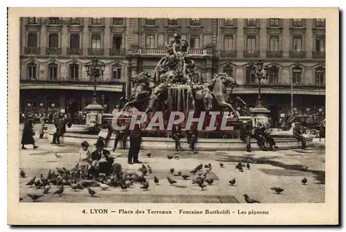 Cartes postales Lyon Place des Terreaux Fontaine Bartholdi et les Pigeons