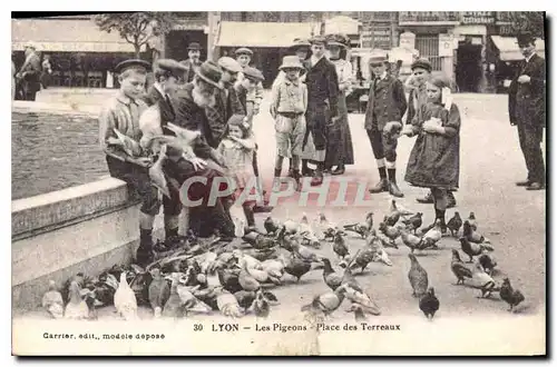 Cartes postales Lyon Les Pigeons Place des Terreaux