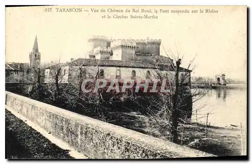 Ansichtskarte AK Tarascon Vue du Chateau du Roi Rene le Pont suspendu sur le Rhone et le Clocher Sainte Marthe