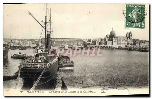 Ansichtskarte AK Marseille le Bassin de la Joliette et la Cathedrale Bateau